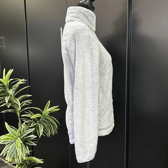 The North Face Osito jacket standard fit,zip front, pockets,cozy warm lavender - Picture 6 of 16